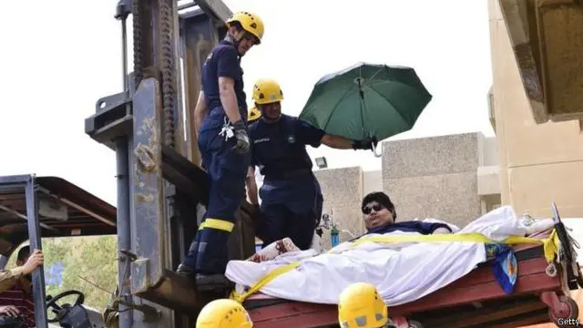 ایک 610 کلو گرام وزنی سعودی باشندے کو سنہ 2013 میں لفٹر کے ذریعے ہسپتال پہنچایا گيا تھا