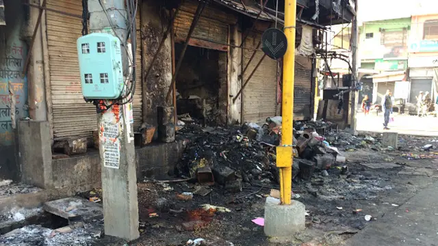 रोहतक में जलाई गई एक दुकान.