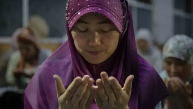 شہر کی مرکزی خواتین کی مسجد مردوں کی مرکزی مسجد کے نزدیک ہی واقع ہے