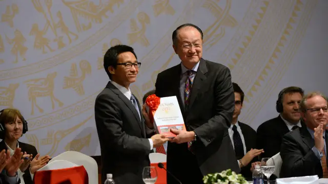 Chủ tịch Ngân hàng Thế giới Jim Yong Kim và Phó Thủ tướng Việt Nam Vũ Đức Đam.
