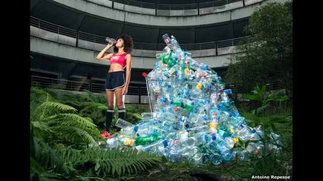 Женщина пьет воду