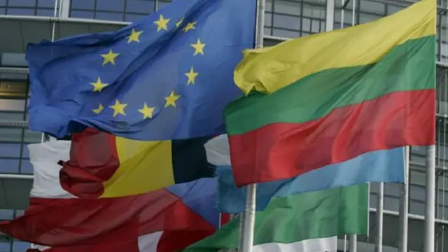 قادة شركات كبرى في بريطانيا يقولون إن كاميرون ضمن التزاما أوروبيا "بالحد من عبء اللوائح المقيدة"