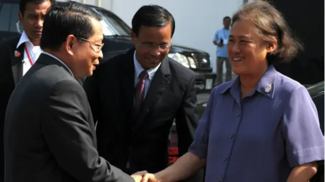 诗琳通公主与迎接她的柬埔寨官员握手