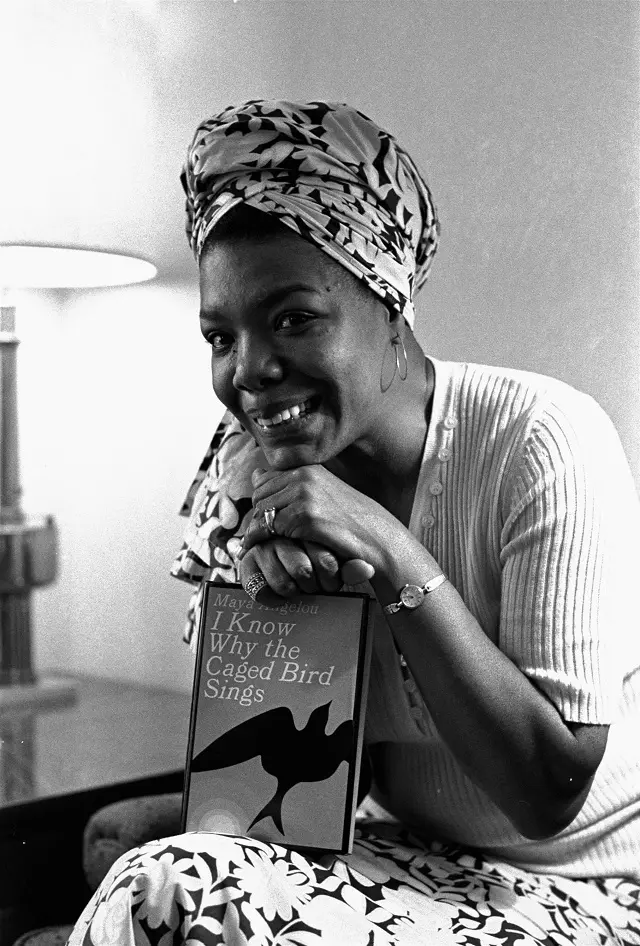 La autora Maya Angelou posa con su autobiografía