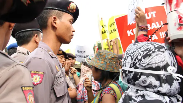 Aparat kepolisian berhadapan dengan para demonstran pendukung LGBT di Yogyakarta.