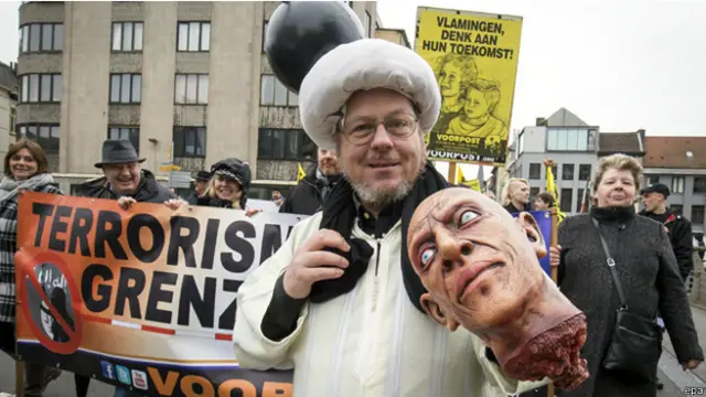 متظاهرون من انصار حركة بيغيدا المعادية للاسلام في مدينة غينت البلجيكية