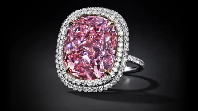 Có tên đơn giản là PINK, viên kim cương 16,08 carat này dự kiến có thể bán đấu giá với giá từ 23 đến 28 triệu USD (Ảnh: Christie's)