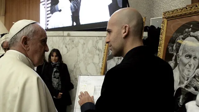 El papa Francisco y el artista Gustavo Masó en el Vaticano con el retrato de Juan Pablo II.