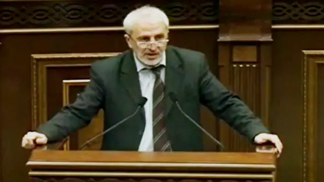 Aram Manukyan deyir ki, kişilər salamlaşarkən bir-birinin əlini sıxmaq kifayətdir 