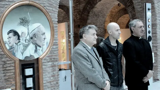 El rabino Abraham Skora (izquierda), el artista Gustavo Masó (centro), y el religioso musulmán Omar Abboud (derecha) en el Museo del Bicentenario en Buenos Aires, en mayo de 2015.