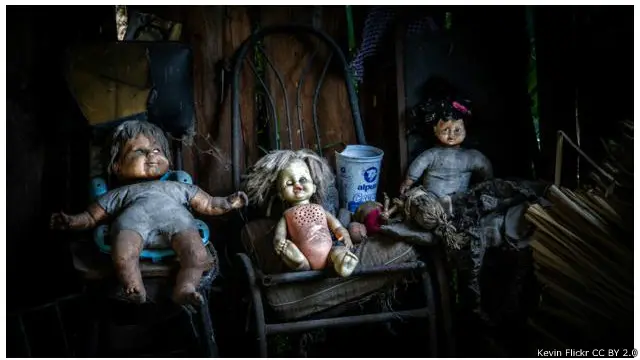 Menurut legenda, boneka-boneka ini tersapu setelah seorang anak perempuan tenggelam.