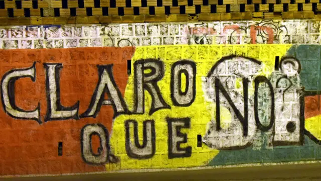 Grafiti berbahasa Spanyol yang berarti "Tentu saja tidak", merujuk usulan agar Evo Morales bisa memperpanjang masa jabatannya.