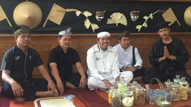 Bupati Purwakarta (pakaian putih) Dedi Mulyadi mengeluarkan surat edaran Nomor 450/2621/Kesra tentang Jaminan Melaksanakan Ibadah Berdasarkan Keyakinan.