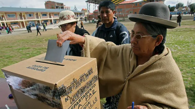 Sebanyak 51,5% pemilih menolak amandemen konstitusi yang memungkinkan Morales memperpanjang masa jabatannya.