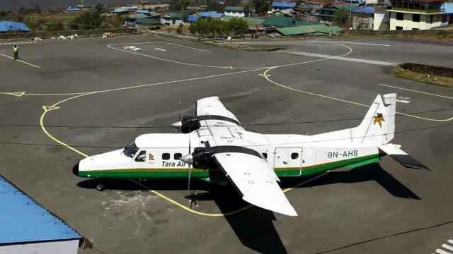 ہوا بازی کے شعبے کے ڈائریکٹر سنجیو گوتم نے بتایا کہ طیارے کا ملبہ میاگدی ضلعے میں دانا گاؤں کے پاس ملا ہے