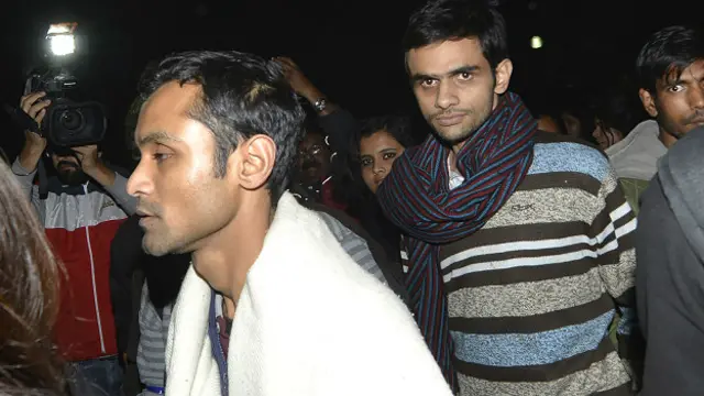 पुलिस के सामने आत्मसर्पण के लिए जाते अनिर्बान भट्टाचार्य और उमर खालिद.