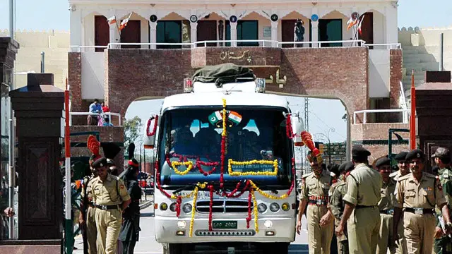 دوستی بس اور سمجھوتہ ایکسپریس کی بندش کے بعد پاکستان اور بھارت میں پھنسے مسافروں کو شدید مشکل کا سامنا کرنا پڑا