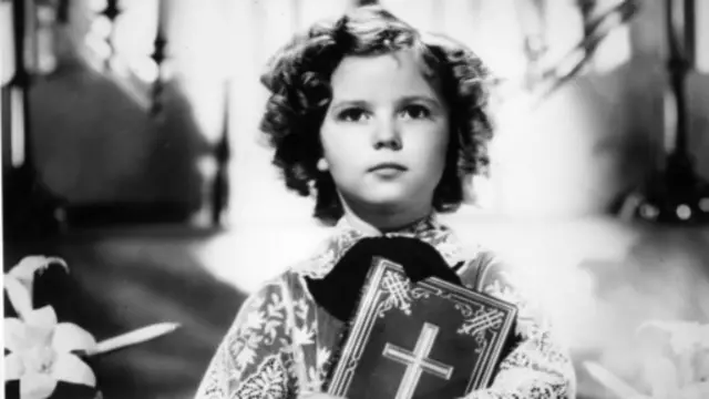 美國著名童星秀蘭·鄧波爾1937年出演《白雪公主和七個小矮人》中的白雪公主