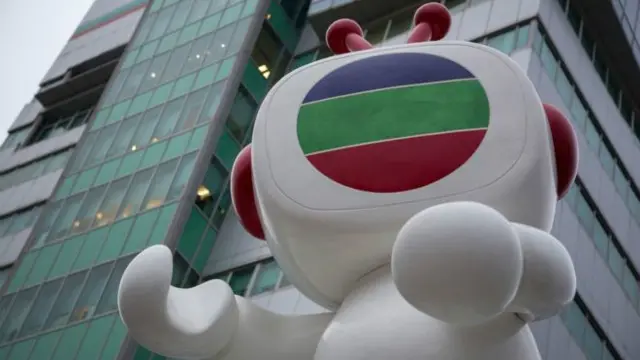Hãng TVB (có biểu tượng trong hình trên) là hãng truyền thông lớn nhất Hong Kong 