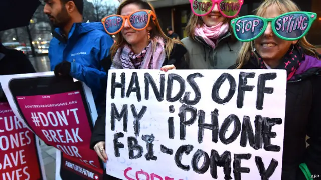 Manifestantes en EE.UU. exigen que el gobierno no pueda acceder a los datos en sus celulares