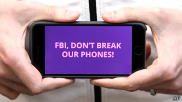 Los fundadores de Facebook y Twitter y el jefe de Google apoyaron a Apple en la disputa.