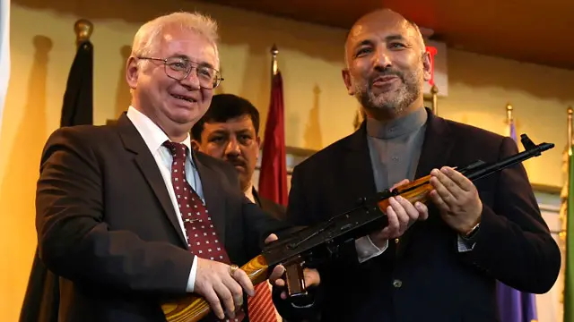 روسیه هفته پیش ده هزار کلاشینکوف به نیروهای امنیتی افغانستان کمک کرد