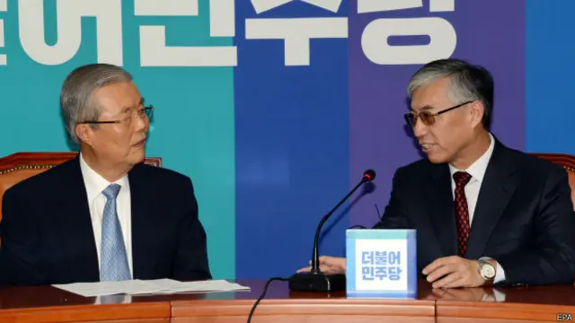 中國駐韓國大使邱國洪(右)23日會見韓國第一在野黨共同民主黨非常對策委員會代表金鐘仁(左)