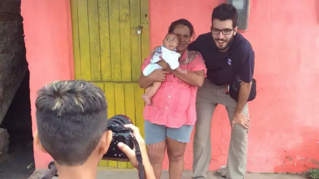Solamge y Wesley posan para una foto junto a Dana