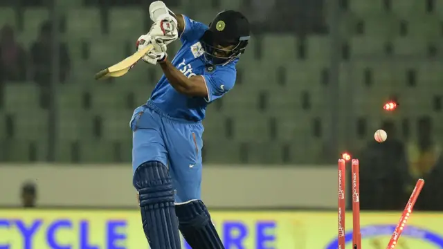 بنگلہ دیش کو پہلی کامیابی دوسرے اوور میں ملی جب الامین حسین نے شیکھر دھون کو دو رنز پر آؤٹ کیا۔