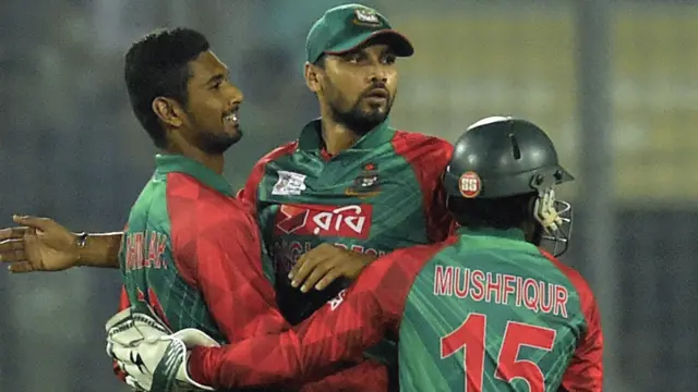 یوراج سنگھ پراعتماد بیٹنگ نہیں کر سکے۔ انھوں نے 15 گیندوں میں 15 رنز بنائے اور شکیب الحسن کی گیند پر آؤٹ ہوئے۔