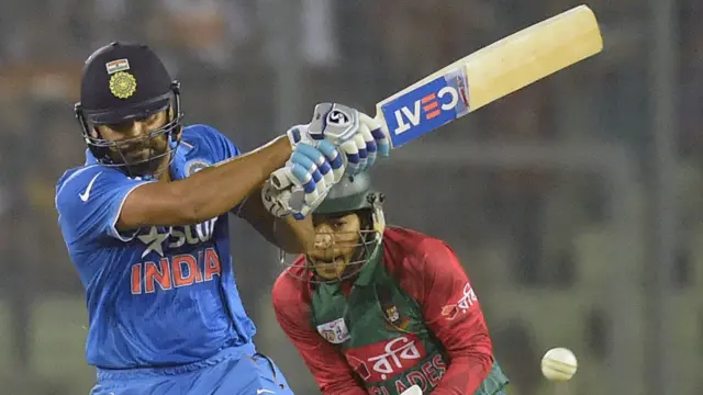 روہت شرما نے 42 گیندوں میں چار چوکوں اور ایک چپکے کی مدد سے نصف سنچری مکمل کی۔ شکیب الحسن نے 11 ویں اوور میں تسکین کی گیند پر روہت کا کیچ ڈراپ کیا جب ان کا انفرادی سکور 35 تھا۔