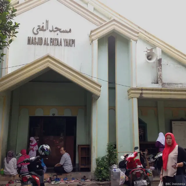 Deklarasi dukungan terhadap kelompok militan Negara Islam atau ISIS pernah digelar di Masjid Al Fataa di kawasan Menteng, Jakpus, tetapi belakangan ditolak oleh warga di sekitar masjid.