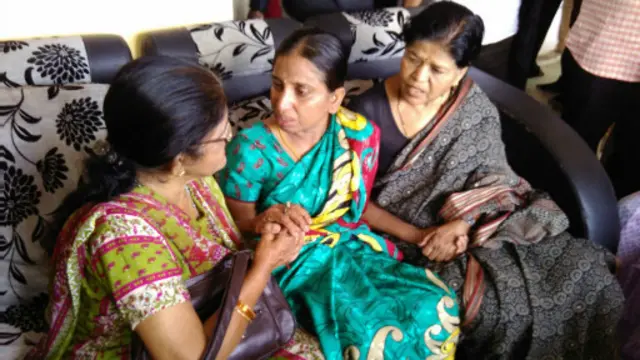 'எங்களின் கைகள் யாருடைய ரத்தத்தினாலும் நனைக்கப்படவே இல்லை' (நளினி, படத்தில் நடுவில் இருப்பவர்)