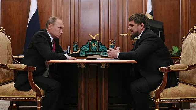 Pomped yuqoriga shahvoniy katta Dik Yaxtada poezd kupesida jinsiy aloqa