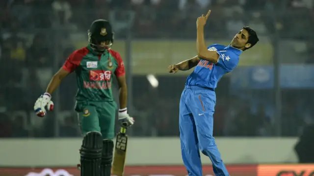 اگلے ہی اوور میں بنگلہ دیش کی ایک اور وکٹ گری سومیا سرکار کو 11 رنز پر آؤٹ ہوئے۔ 