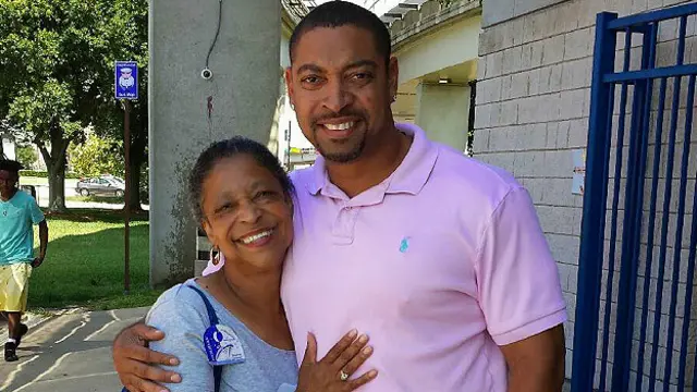 Jackie Fox (izq.) falleció el año pasado. En esta foto aparece con su hijo, Marvin Salter.