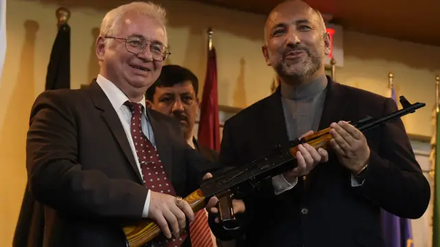 چند روز پیش روسیه ده هزار کلاشنیکوف به نیروهای امنیتی افغانستان کمک کرد