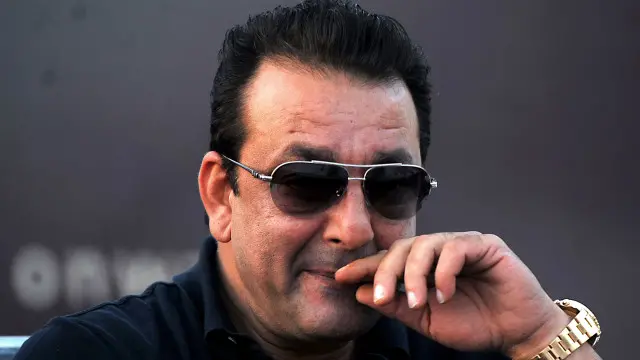 ښاغلی دت له هغو فلمي هنرمندانو بلل کېږي، چې فلمونه یې ډېر عاید لري