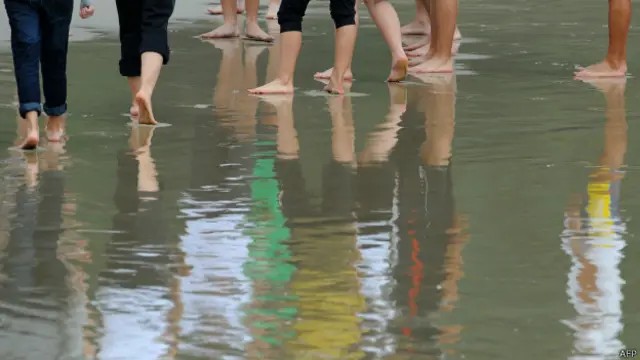 تعد الفوائد الصحية للحفاء مثارا للجدل، لكن عندما يكون الحفاء على الشاطيء، يشعر المرء بسعادة غامرة