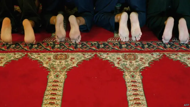 يخلع المسلمون أحذيتهم داخل المساجد