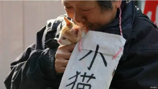 china_loneiliness_elderly_woman