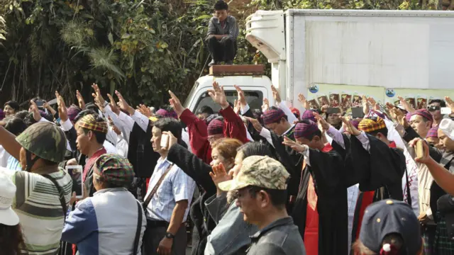 缅甸克钦邦浸信会基督徒在肃毒民兵“出征”前集体祷告（23/2/2016）