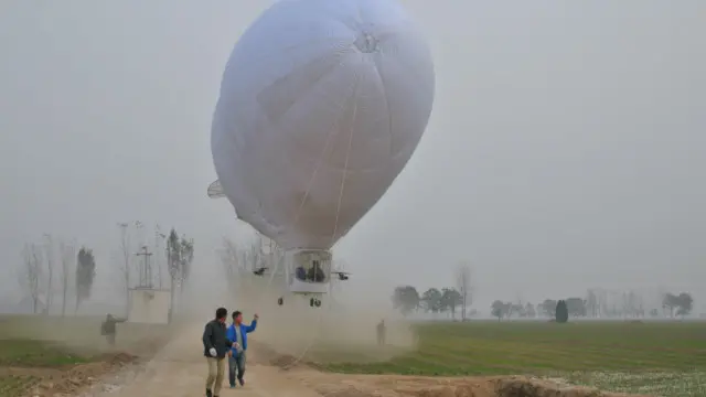 Shi Songbo durante o primeiro voo na vila de Lvji, na cidade de Shangqiu; o jovem diz que sempre foi fascinado por voar e queria tentar sozinho.