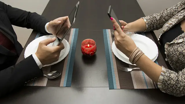 Ужин с постоянной проверкой почты