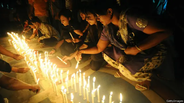 মোমবাতি জ্বালিয়ে নিহতদের স্মরণ করা হচ্ছে। ২০০৯ সালের দৃশ্য 