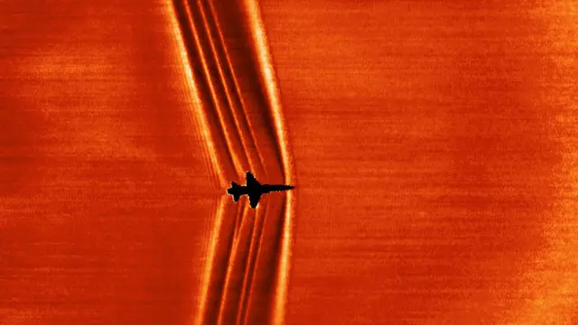 Скачок уплотнения при выходе самолета на сверхзвук трудно обнаружить невооруженным глазом