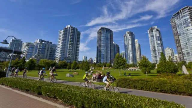 骑车穿行在加拿大温哥华市中心（图片来源：Stuart Dee/Getty)