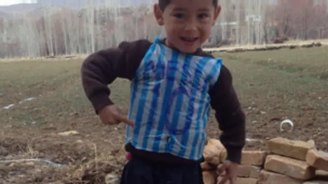 El papá de Murtaza le dijo a la BBC que ellos no podían pagar por una réplica oficial.