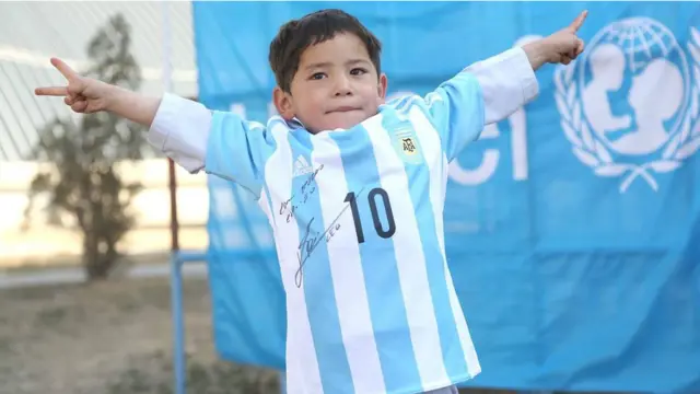 Murtaza Ahmadi luciendo la camiseta firmada por Messi.