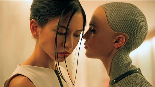 В фильме "Из машины" исследуется тема романтических отношений между человеком и искусственным интеллектом